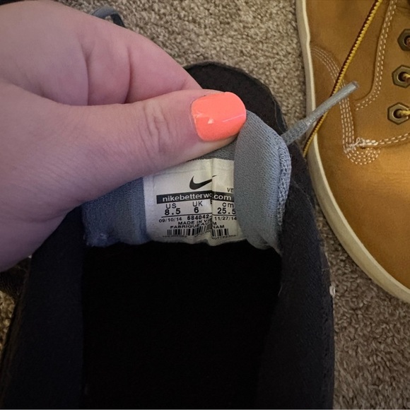 Nike Black and White Athletic Shoes Classic Design - Picture 2 of 2